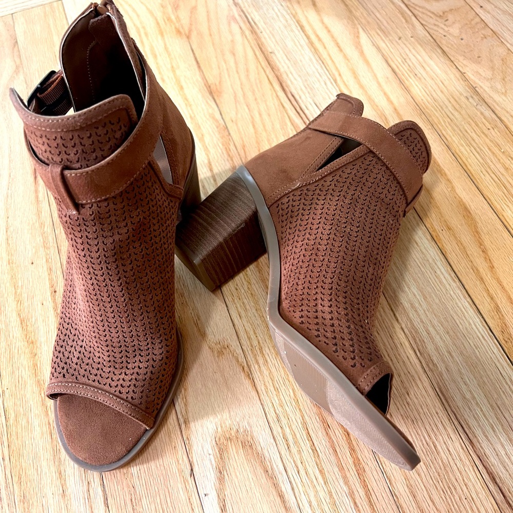 Universal thread peep toe tan block heel sandal size 8 adjustable strap